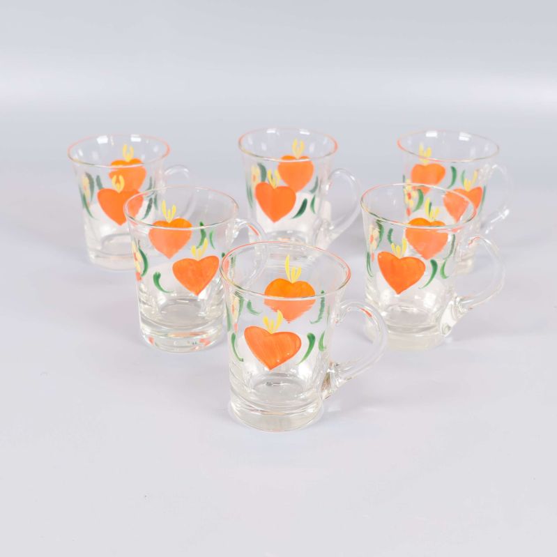 Sex glas med orange hjärtan och handtag arrangerade i grupp