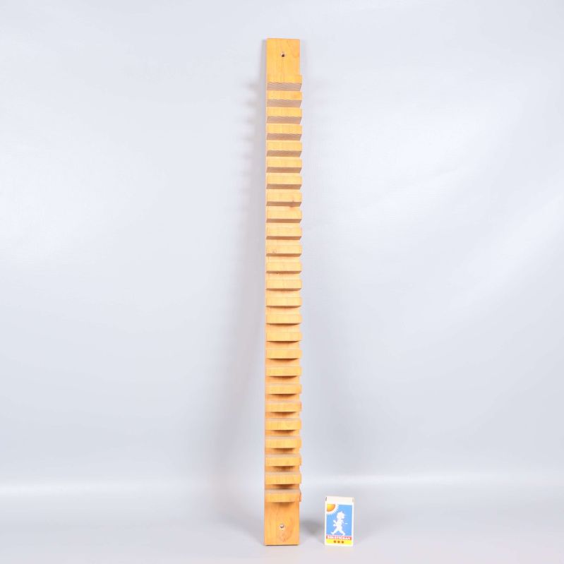 Trälist stående lodrätt bredvid tändsticksask