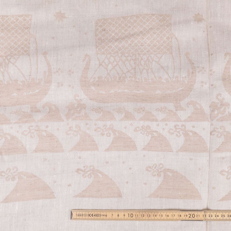 Närbild på vikingaskeppsmönster och linjalen visar mått