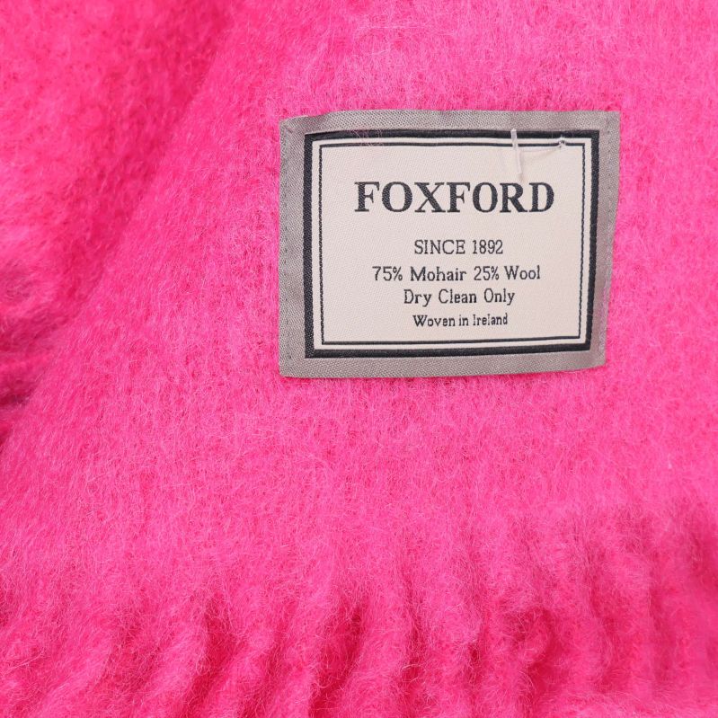 Närbild av etikett med Foxford och materialinfo