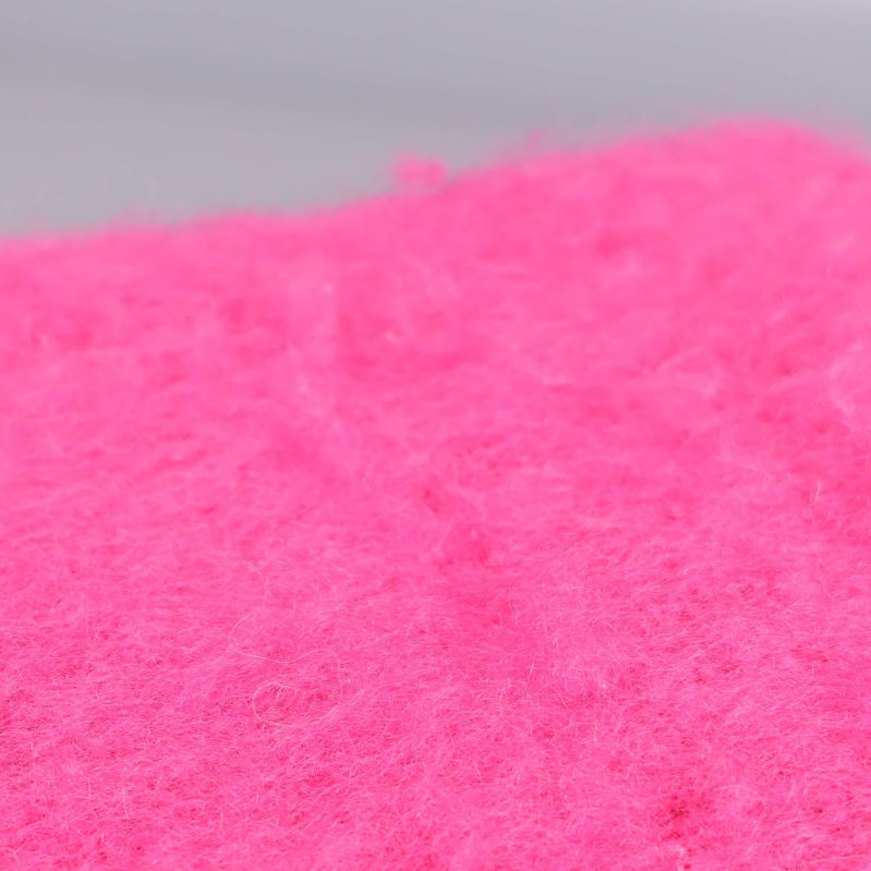 Närbild på fluffig struktur i rosa mohairpläd