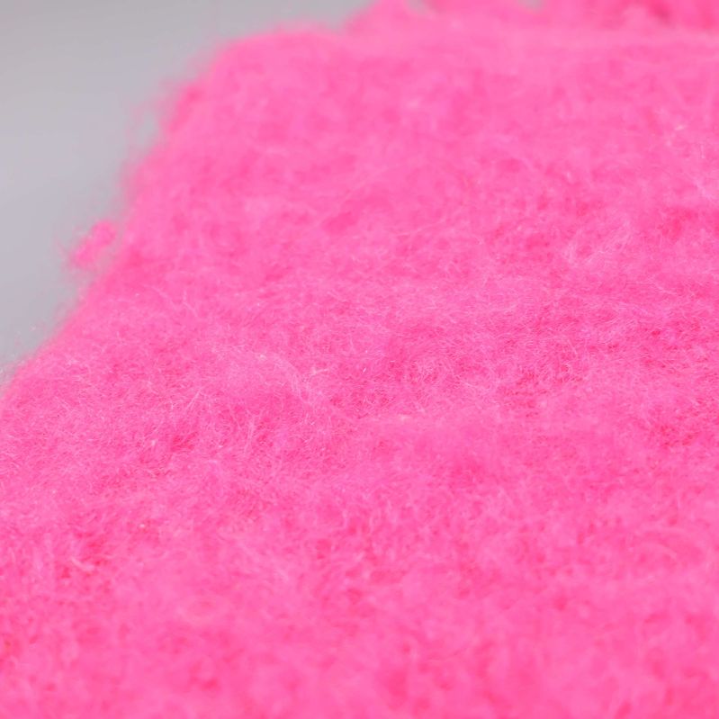 Ytstruktur i närbild av rosa mohairpläd