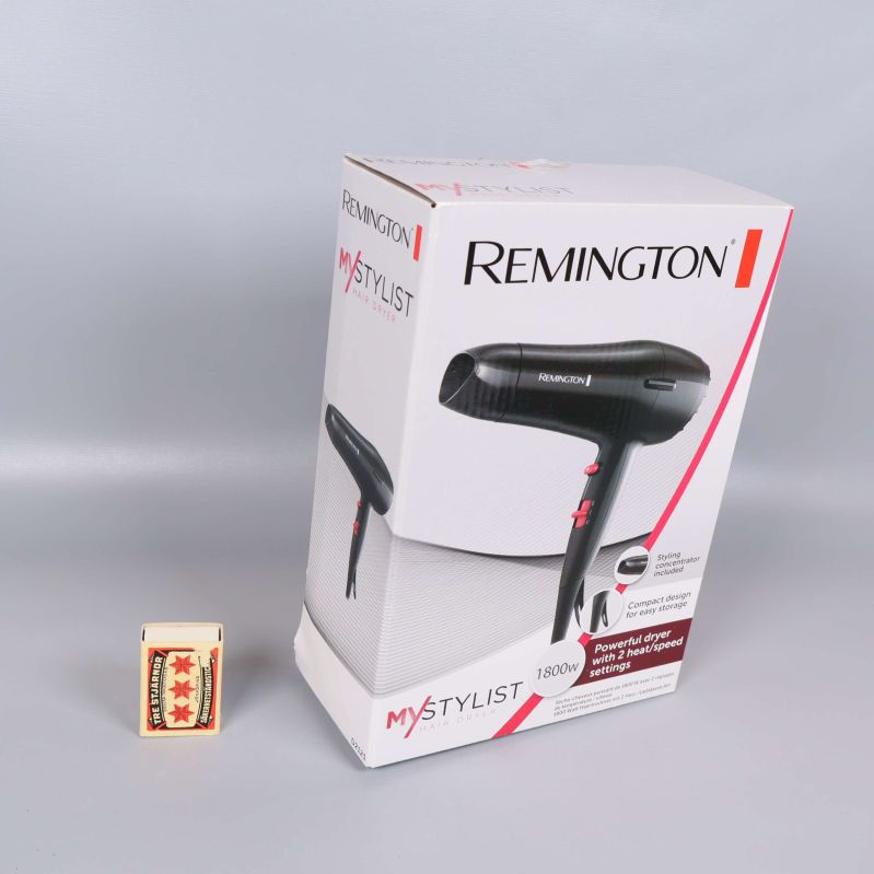 Remington hårfön kartong bredvid tändsticksask för storleksreferens
