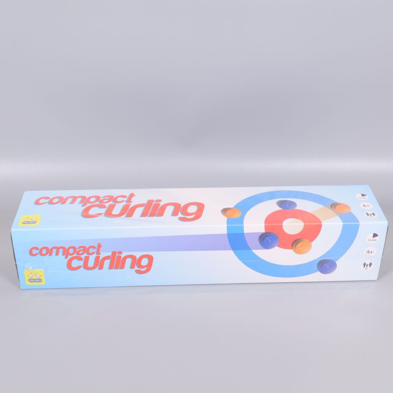 Lång smal låda med curlingdesign och spelpjäser