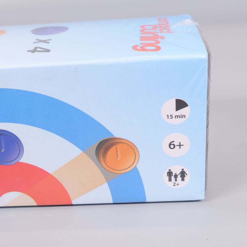 Närbild på spelkartongen med tidsangivelse och åldersrekommendation