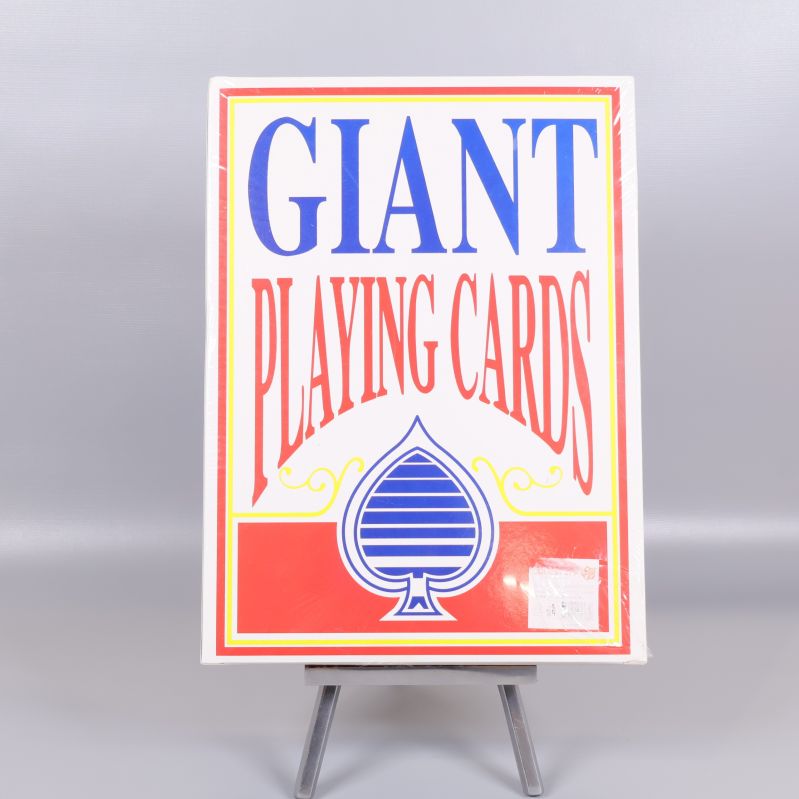 Framsida på förpackning med texten Giant Playing Cards