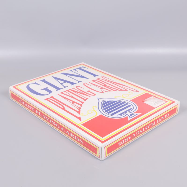 Förpackning med texten Giant Playing Cards liggande på sidan