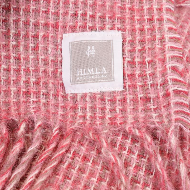 Textiletikett med Himla logotyp på plädens kant