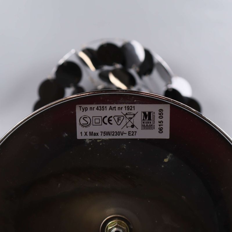 Metalletikett under lampfoten med teknisk info