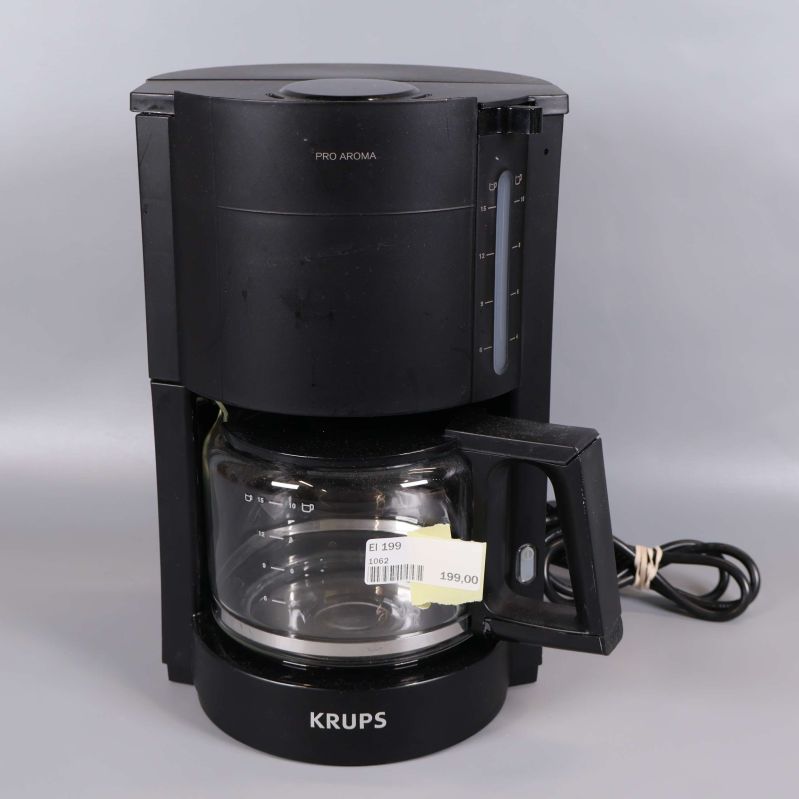 Svart kaffebryggare med glaskanna och synlig elkabel