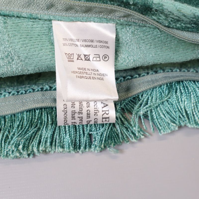 Materiallapp på insida kuddfodral med textilinformation