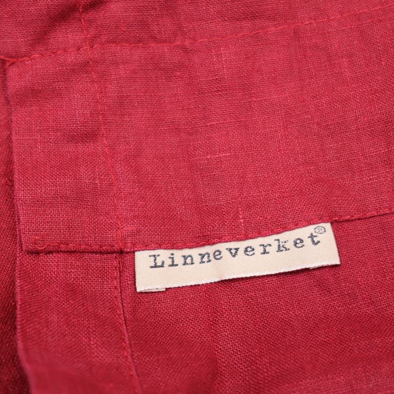Etikett med texten Linneverket på linnetyg