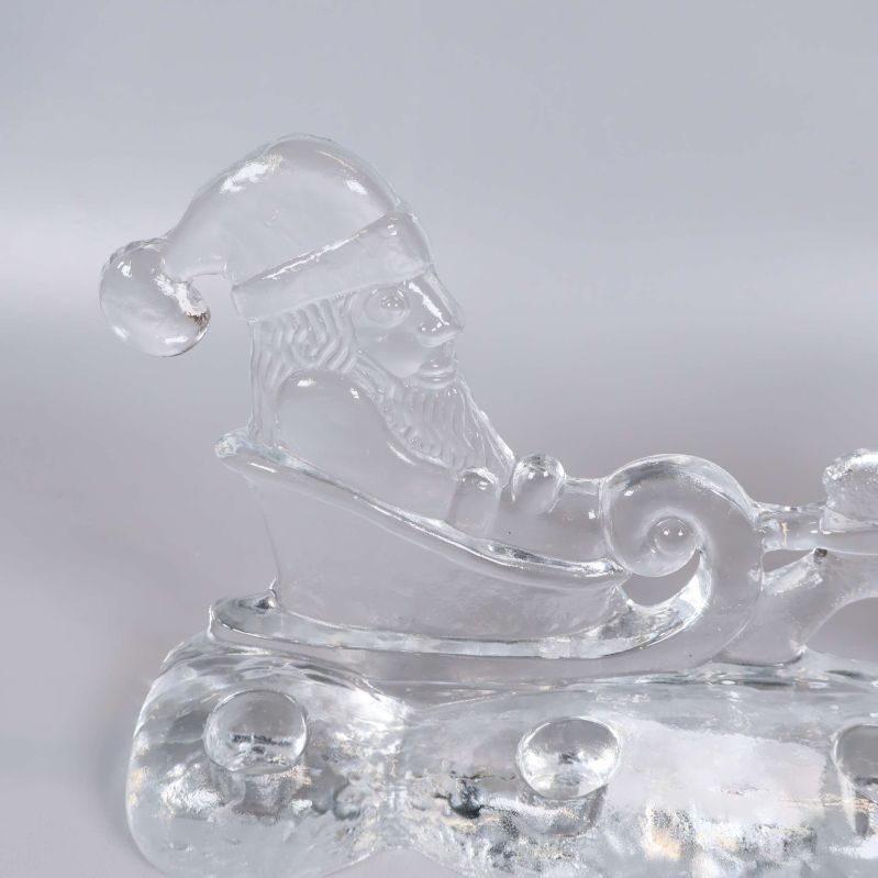 Närbild på tomten i sleighen i glasfiguren