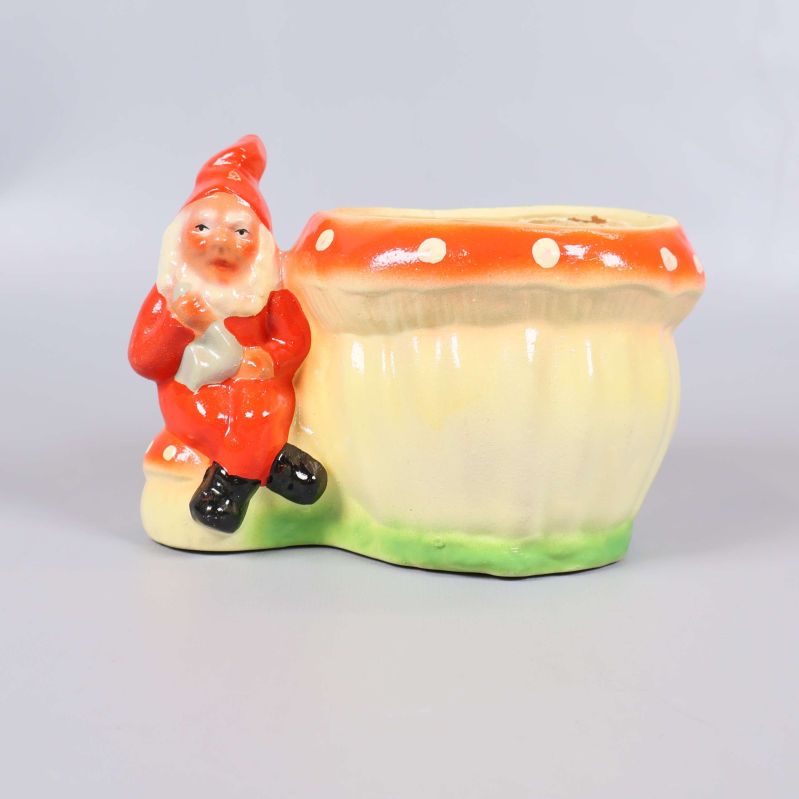 Tomtevas i keramik med färgglad svamp och tomte