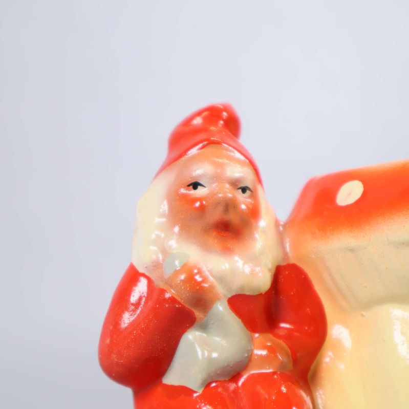 Närbild på tomtefiguren på vasen i keramik