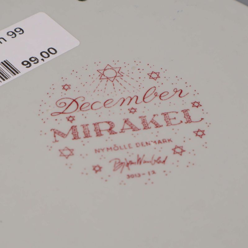 Närbild på texten december mirakel på baksidan