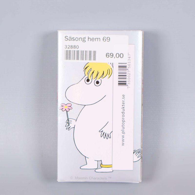 Baksidan av förpackningen med Mumin-illustration och streckkodsetikett
