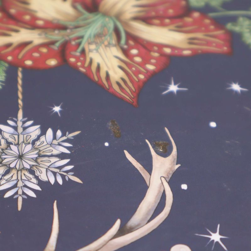 Närbild på motiv med blomma och horn samt mindre fläckar