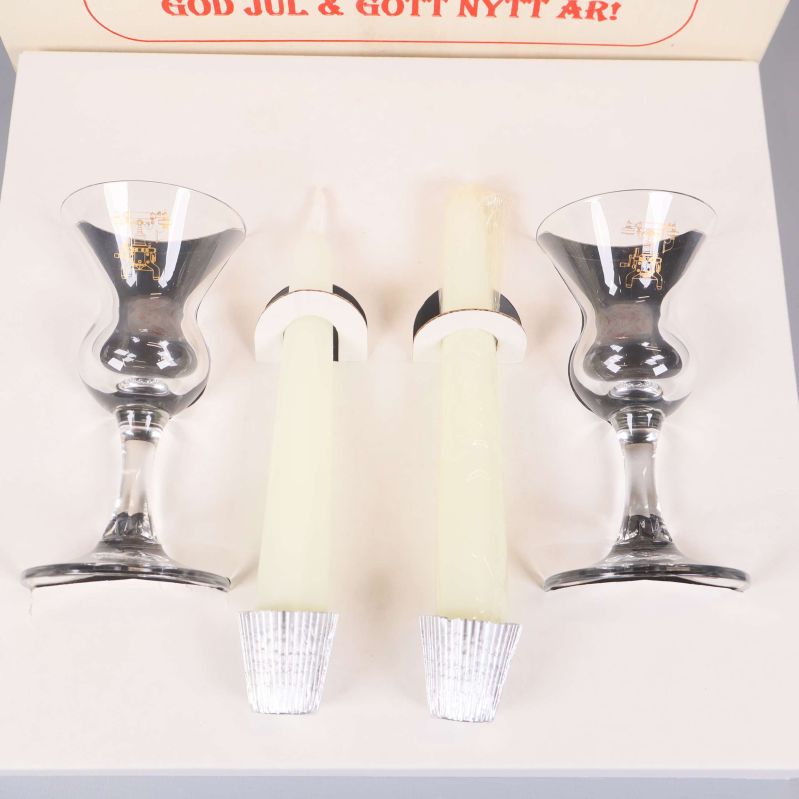 Närbild på glas och ljus i förpackning