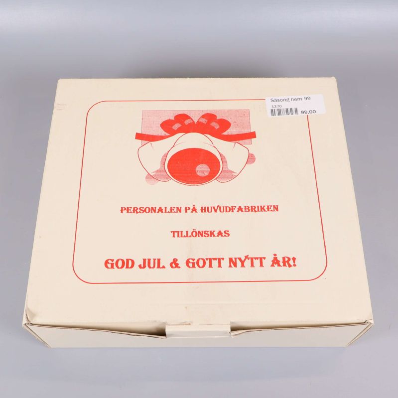 Presentask med röd julhälsning på locket
