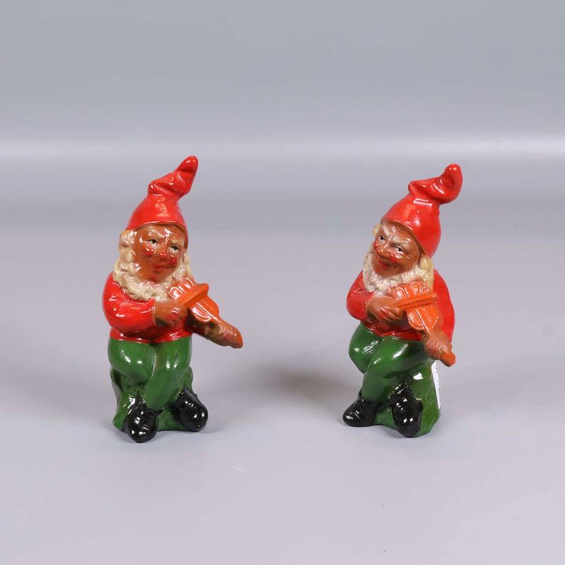 Två tomtefigurer i färg med fiol