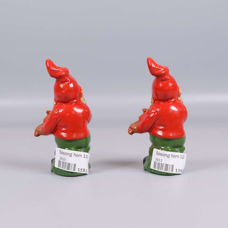 Baksidor av tomtefigurer med etiketter