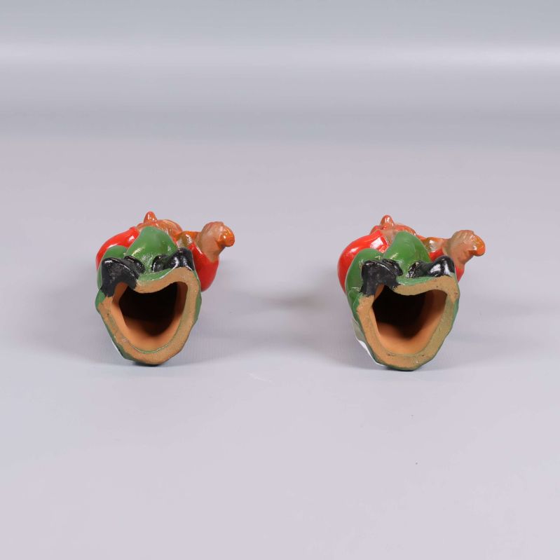 Tomtefigurer sedda underifrån med luvor