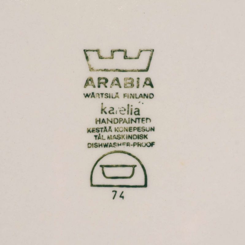 Närbild på Arabia Karelia-stämpel under skålen
