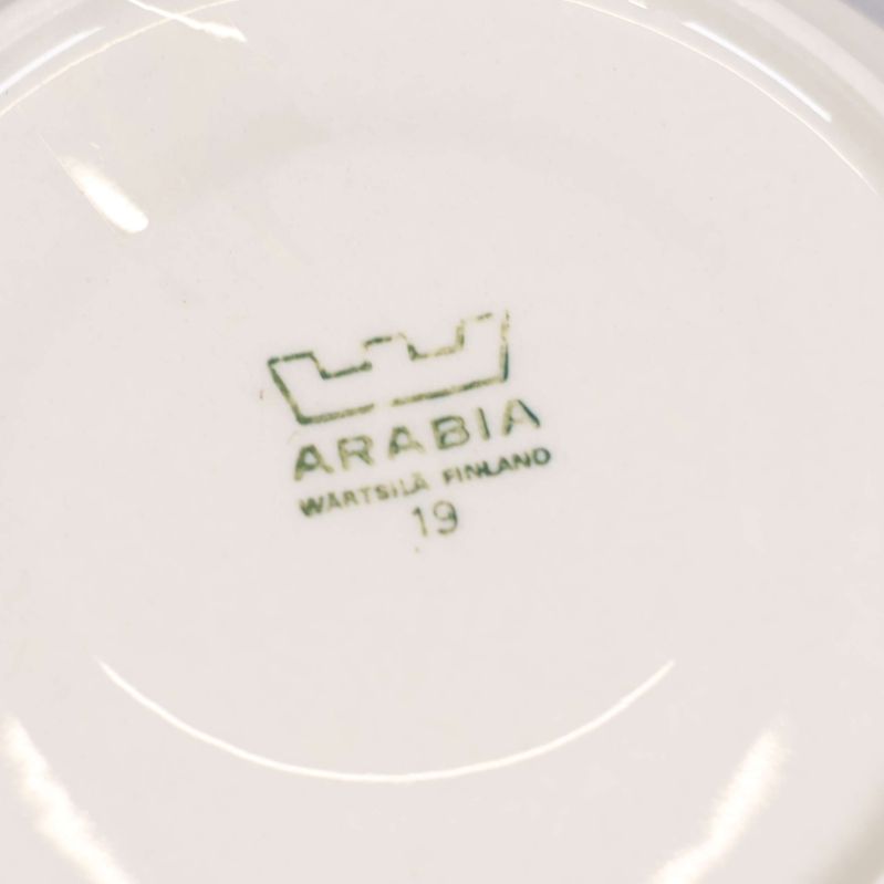 Arabia-stämpel och märkning på undersidan av fat