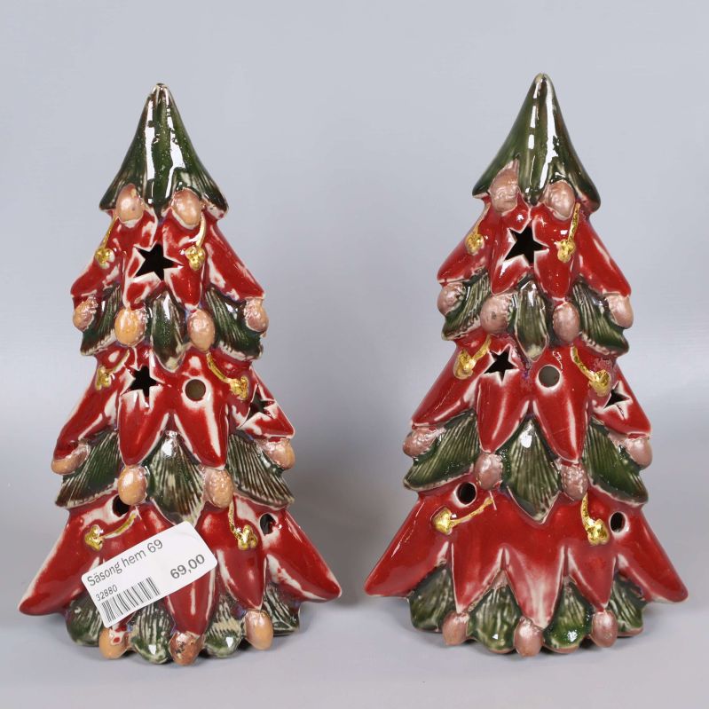 Julgransformade ljuslyktor bakifrån med stjärnhål