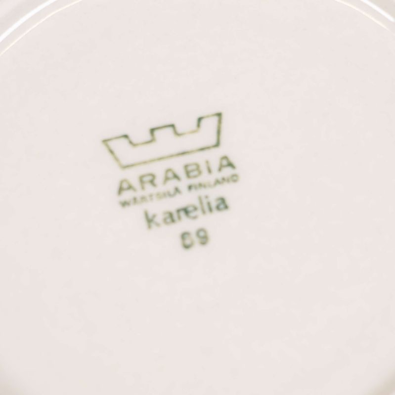 Närbild på Arabia Karelia märkning på koppens undersida