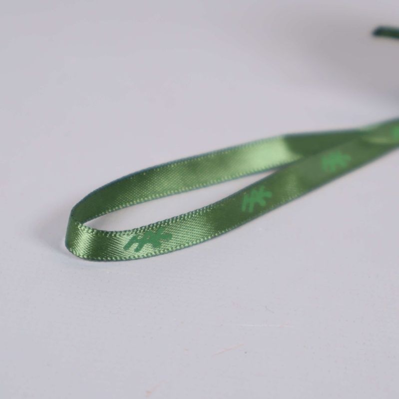 Grönt satinband med Kähler-logga i närbild