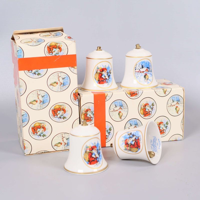 Fyra porslinsbjällror med julmotiv och originalförpackning
