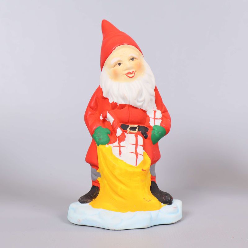 Tomtefigur håller i gul säck