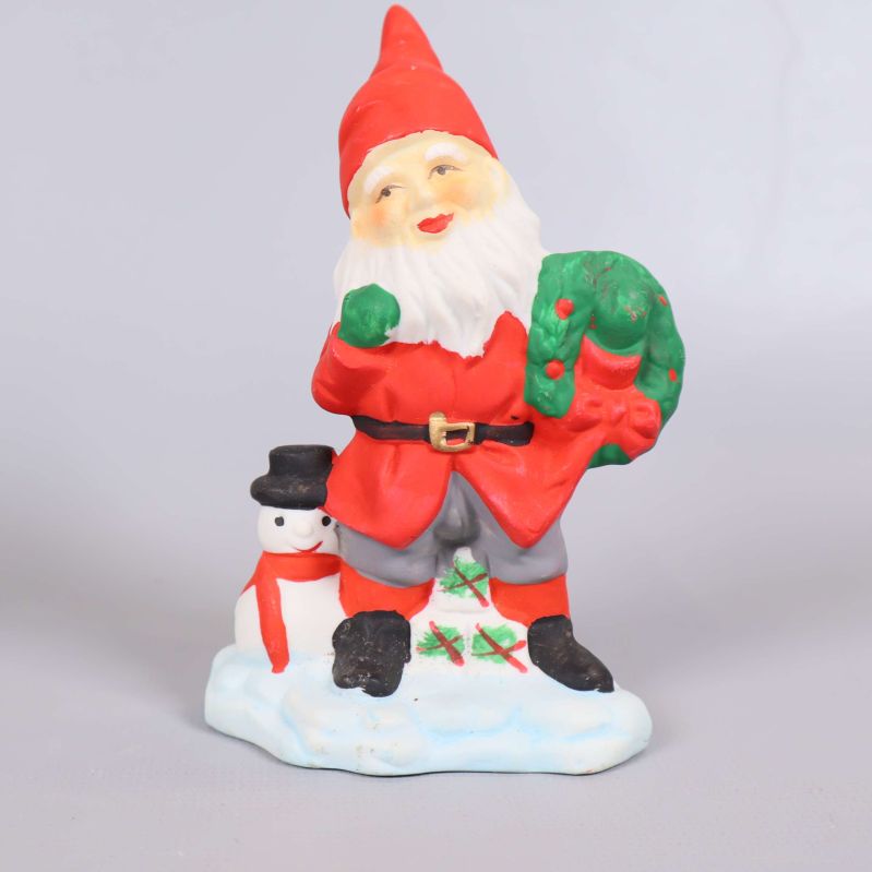 Tomte med krans och snögubbe bredvid sig