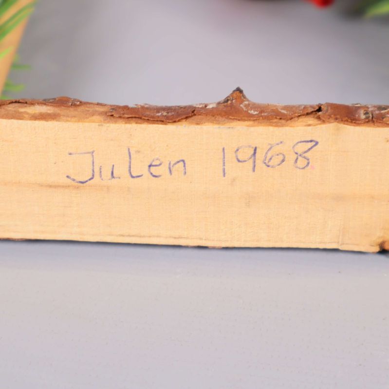 Texten Julen 1968 skrivet på träbasen