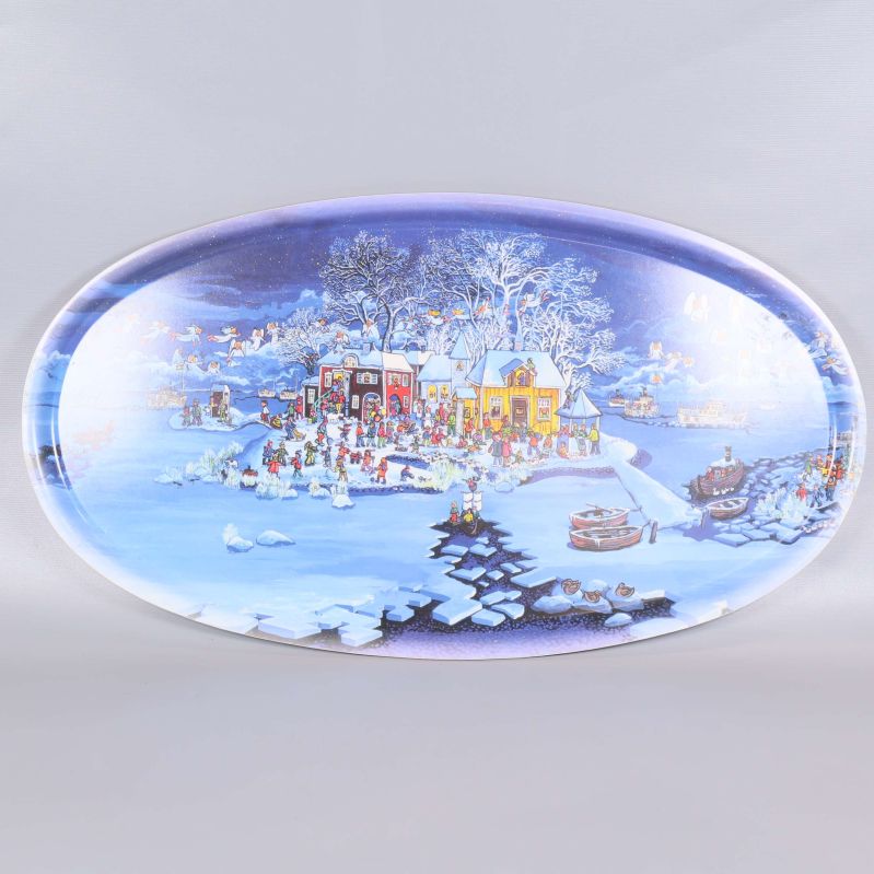 Oval bricka med vintermotiv, julfirande och snölandskap