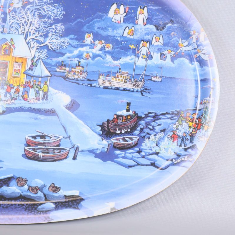 Detalj av brickans högra sida med båtar och snö
