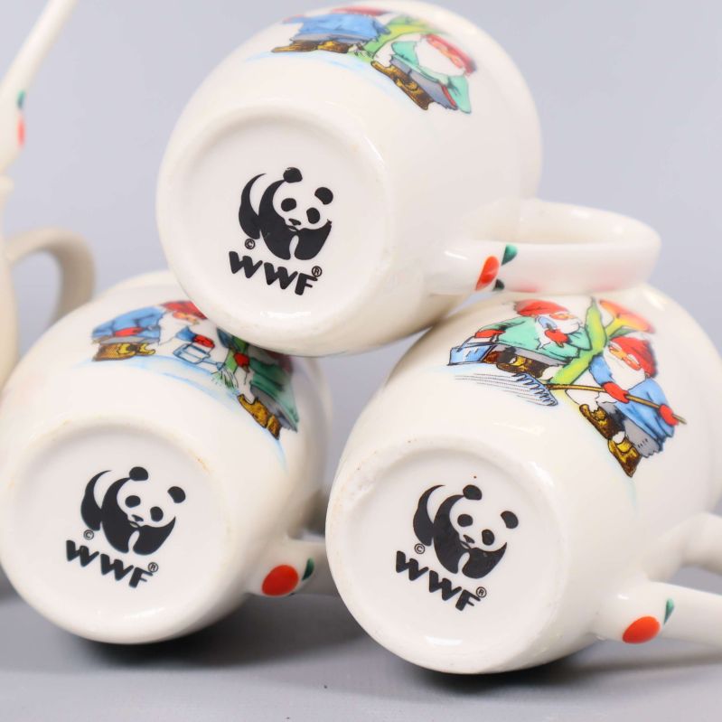 Närbild på tre muggar med WWF-logga under