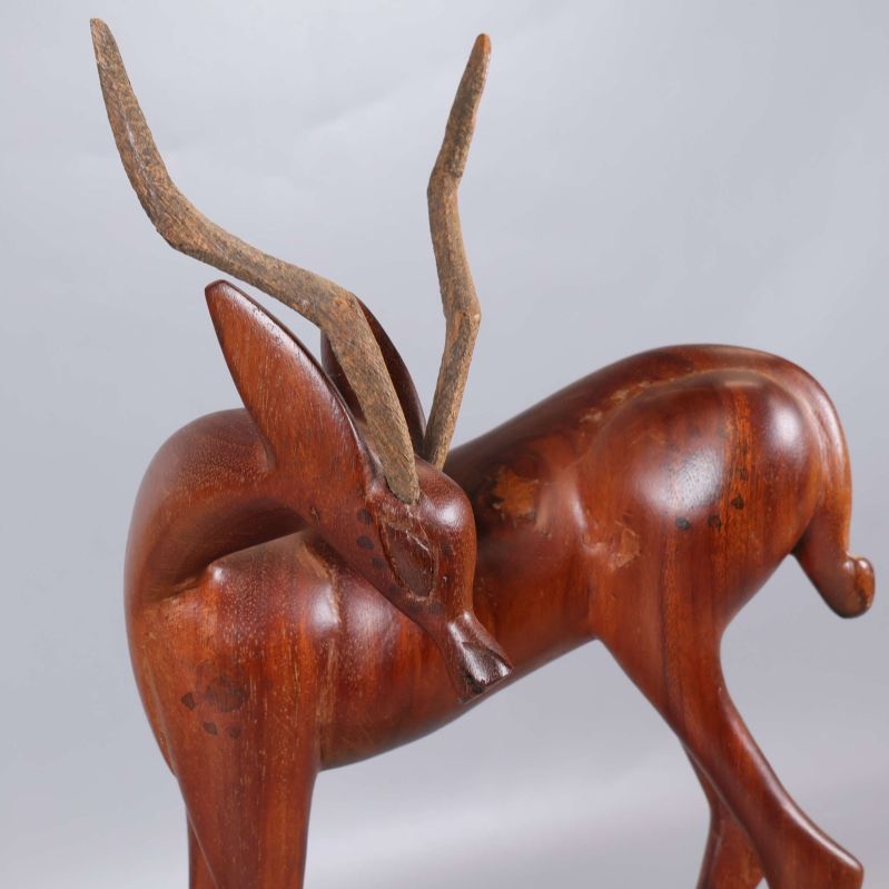 Närbild på skulpturens huvud och horn