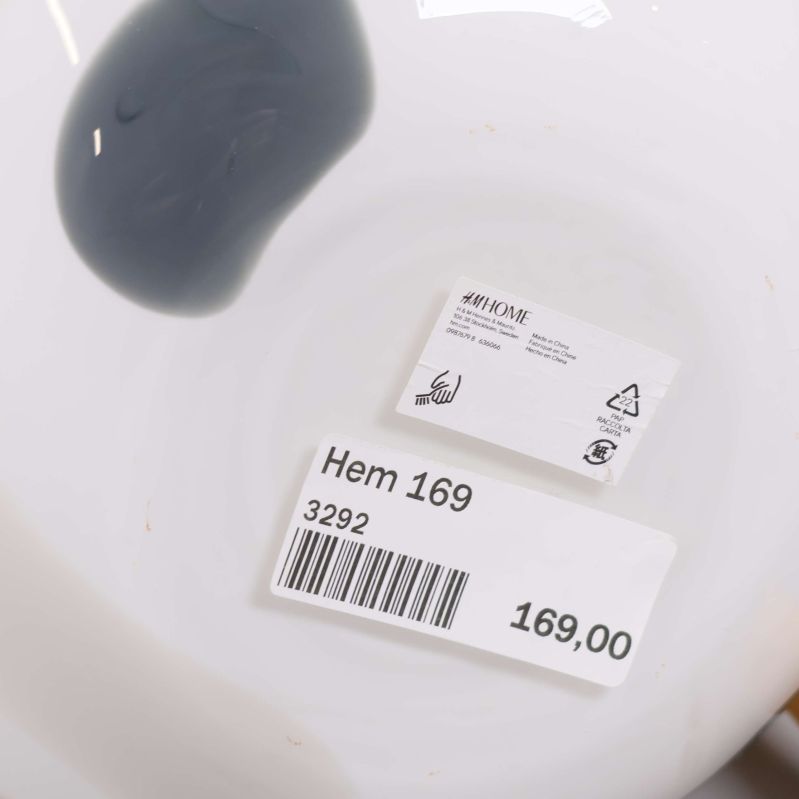 Botten av vas med etiketter från H&M Home
