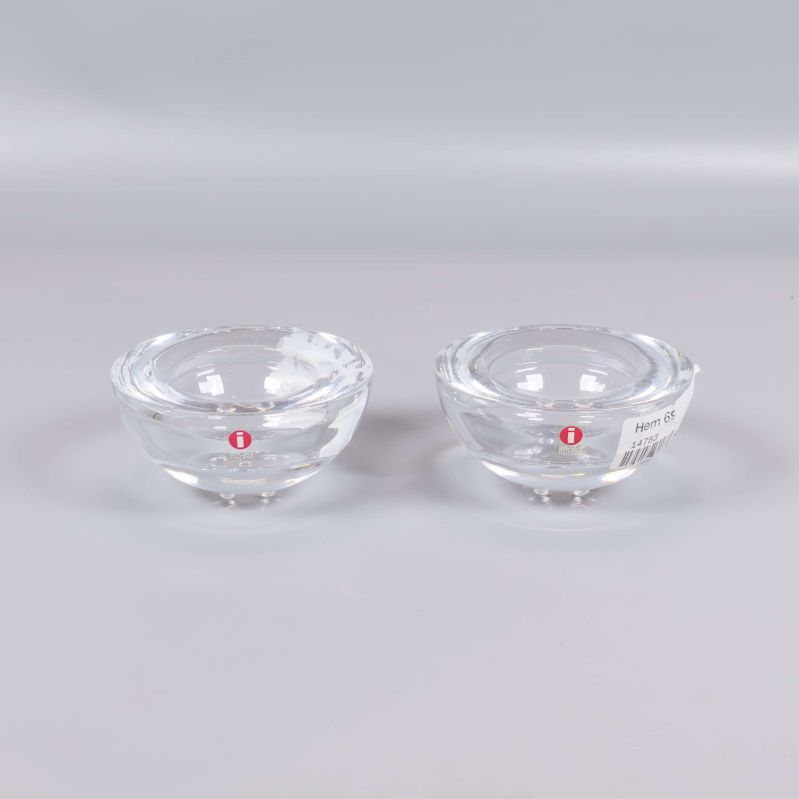 Par runda glasskålar med röda Iittala-märken