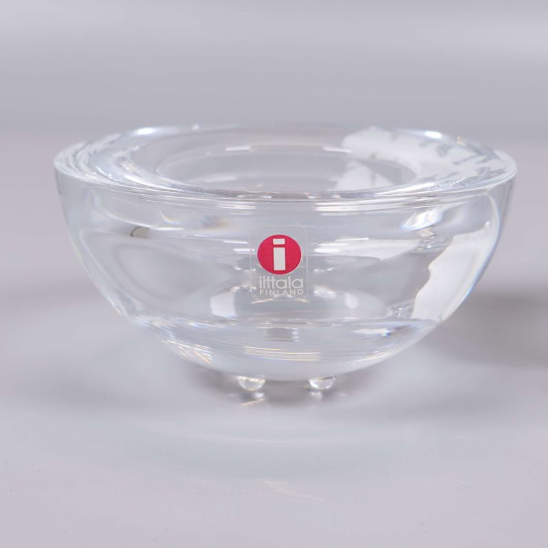 Närbild på en glasskål med röd Iittala-logga