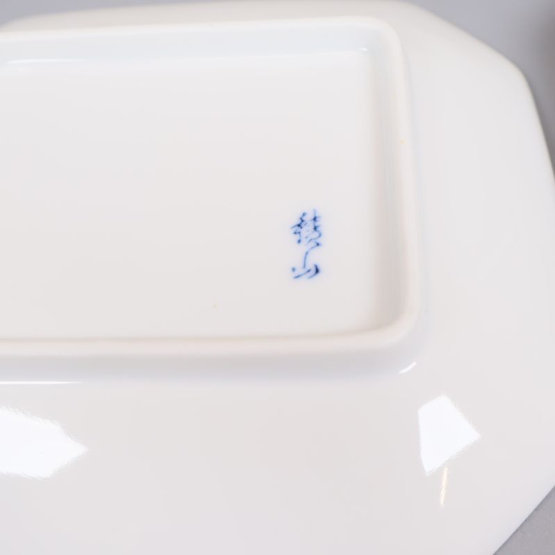 Närbild på undersidan av fatet med blå stämpel