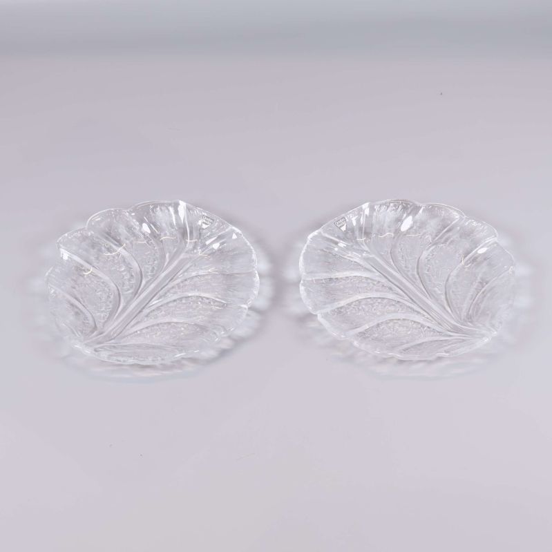 Två bladformade glasskålar fotade uppifrån på ljus bakgrund