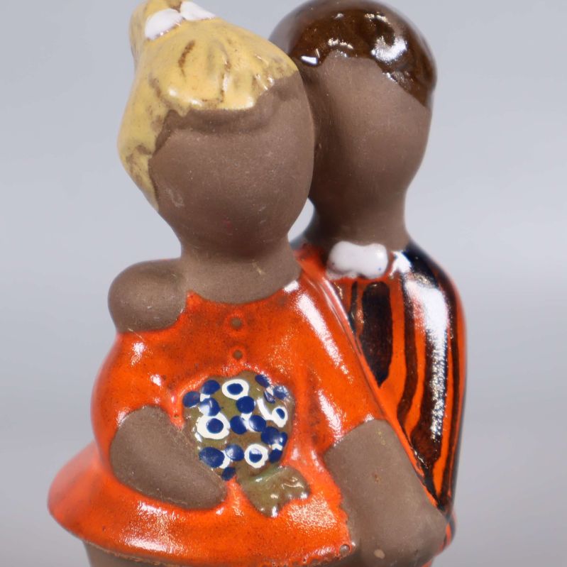 Närbild på keramikfigur med detaljrik målning