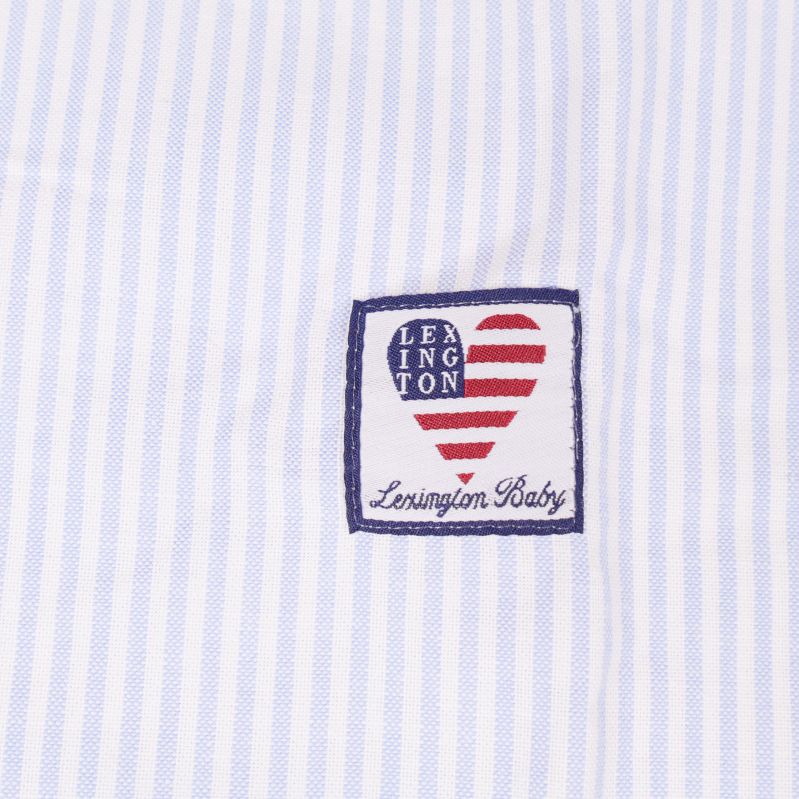 Närbild på Lexington Baby-emblem på örngott