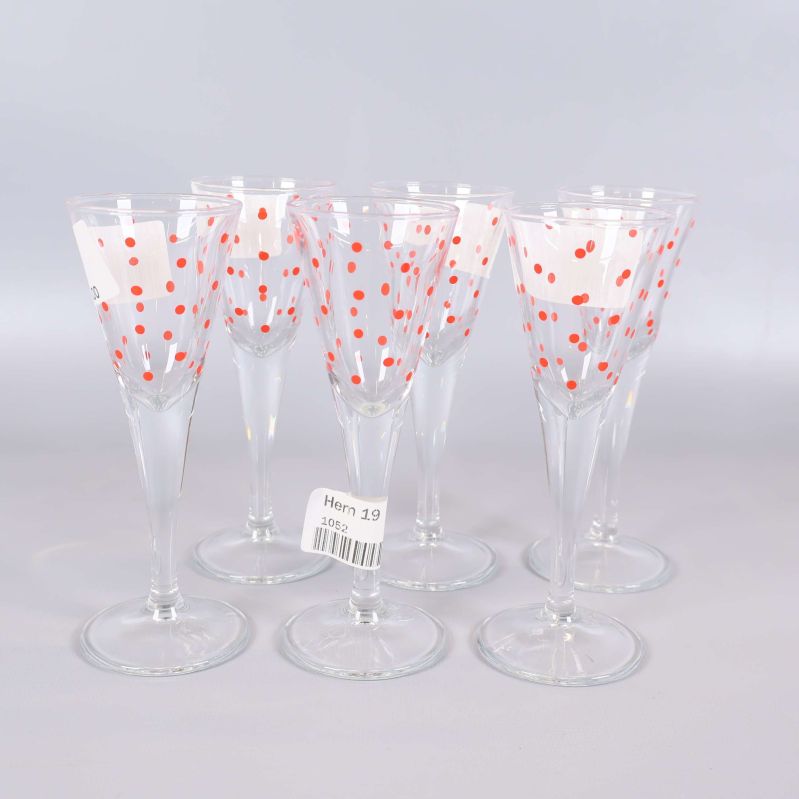 Sex stycken glas med röda prickar på kupa och hög fot