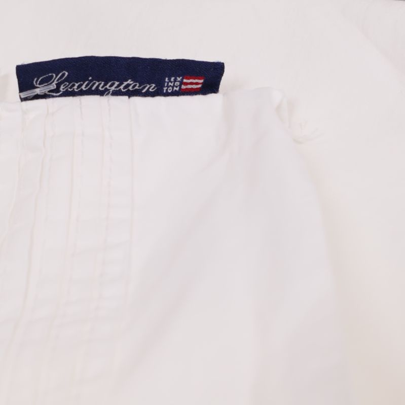 Närbild på Lexington-logga mot örngottets kant