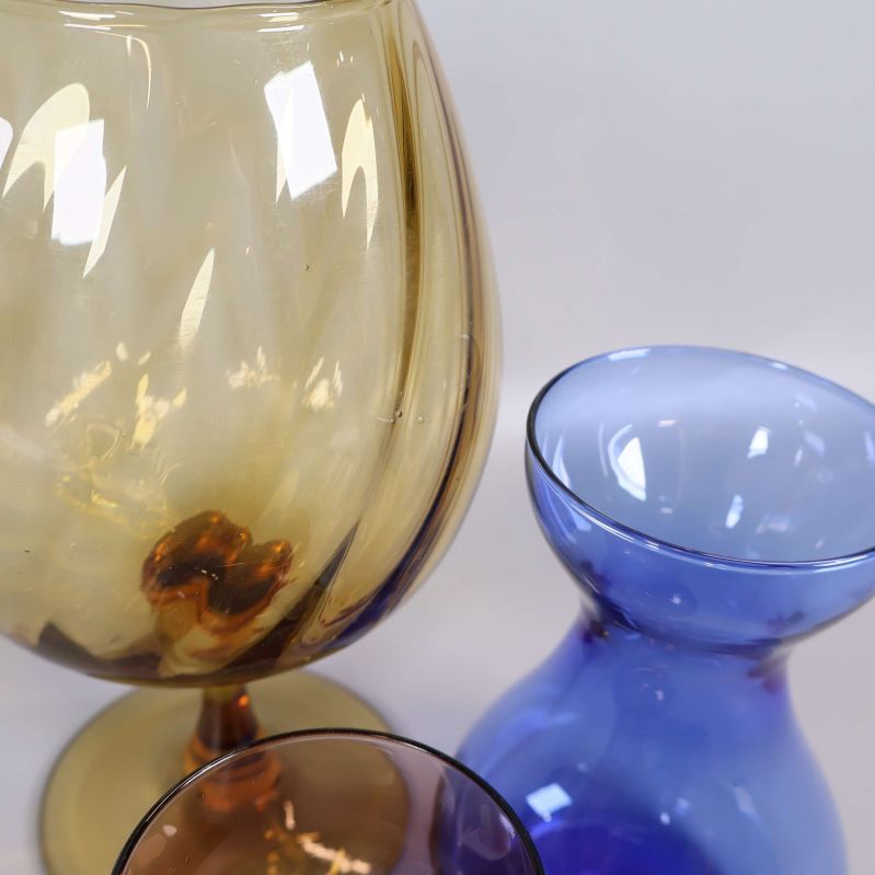 Närbild på vaser i glas med färg och form i fokus
